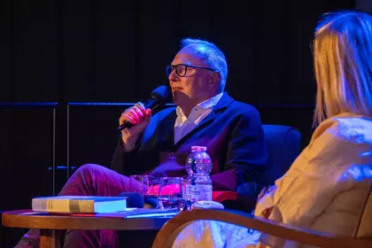 Jarosław Kurski podczas wypowiedzi na scenie.