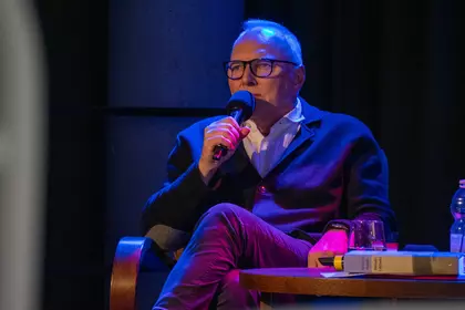 Jarosław Kurski podczas spotkania autorskiego na scenie.