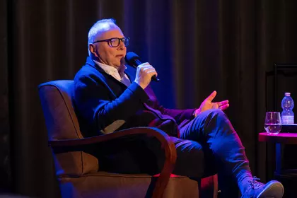 Jarosław Kurski podczas spotkania autorskiego na scenie.