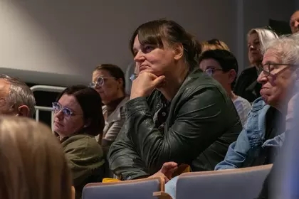 Publiczność skupiona na rozmowie podczas spotkania z Jarosławem Kurskim.