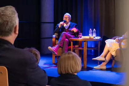 Jarosław Kurski podczas rozmowy z publicznością w Leszczyńskiej Galerii Książki.