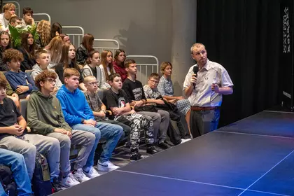 Dr Adam Dohnal podczas wykładu w Leszczyńskiej Galerii Książki.