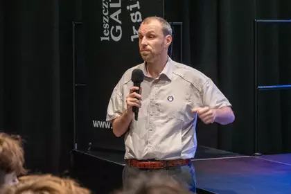 Dr Adam Dohnal podczas wykładu w Leszczyńskiej Galerii Książki.