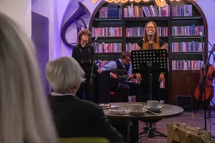 Młodzież występuje podczas spotkania poetycko-muzycznego.