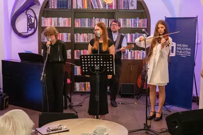 Młodzież podczas wspólnego występu poetycko-muzycznego.