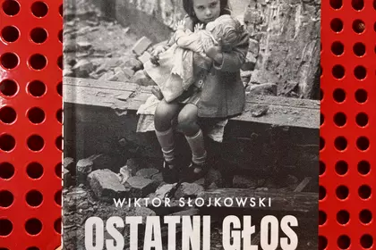 Nowości książkowe w przestrzeni biblioteki.
