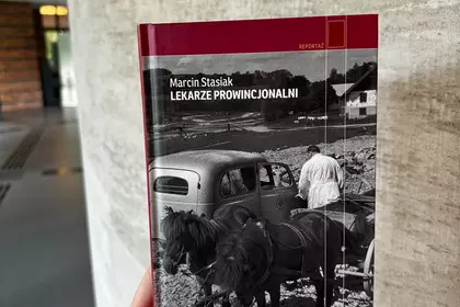Nowości książkowe w przestrzeni biblioteki.