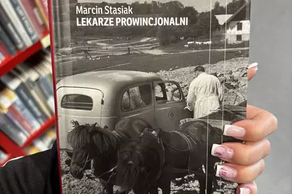 Nowości książkowe w przestrzeni biblioteki.