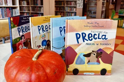 Nowości książkowe w przestrzeni biblioteki.