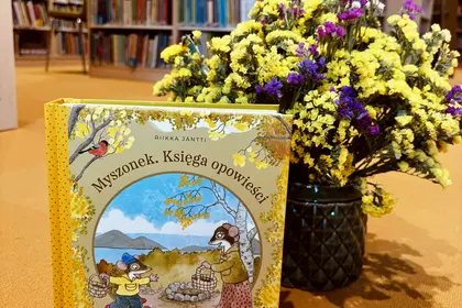 Nowości książkowe w przestrzeni biblioteki.