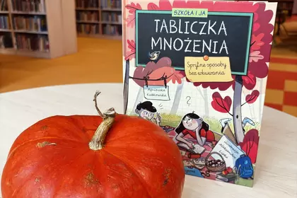 Nowości książkowe w przestrzeni biblioteki.