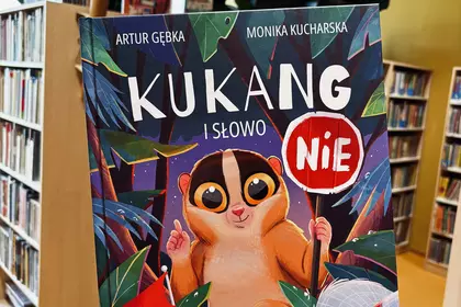 Nowości książkowe w przestrzeni biblioteki.