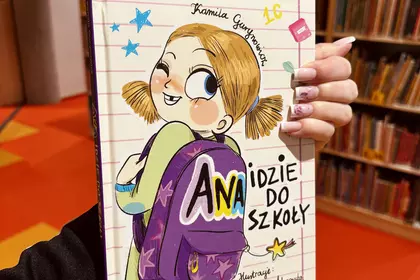 Nowości książkowe w przestrzeni biblioteki.