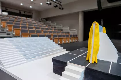 Makieta sali widowiskowej z materiałami haptycznymi i widownią.