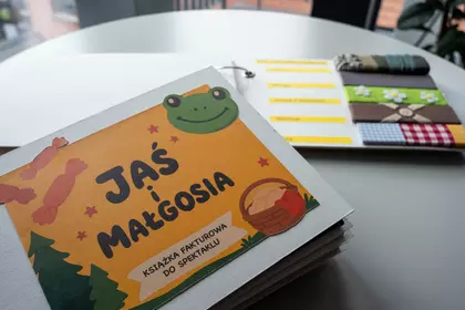 Książka fakturowa „Jaś i Małgosia” z ilustracją i elementami dotykowymi.