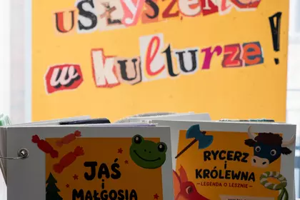 Materiały haptyczne na tle hasła „Do usłyszenia w kulturze!”.