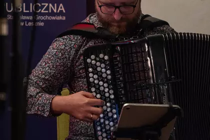 Muzyk grający na akordeonie podczas koncertu Danziger Klezmer Trio.
