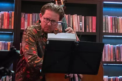 Kontrabasista podczas występu Danziger Klezmer Trio.