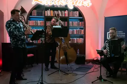Danziger Klezmer Trio podczas występu w Bibliotece Ratuszowej.