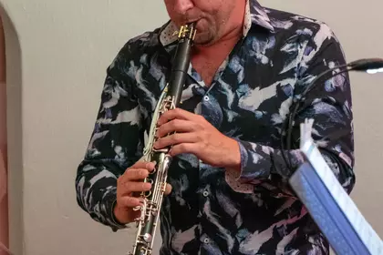 Muzyk grający na klarnecie podczas koncertu muzyki klezmerskiej.
