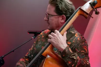 Kontrabasista grający podczas koncertu Danziger Klezmer Trio.