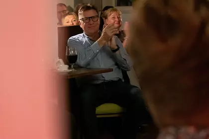 Publiczność oklaskująca muzyków podczas koncertu.