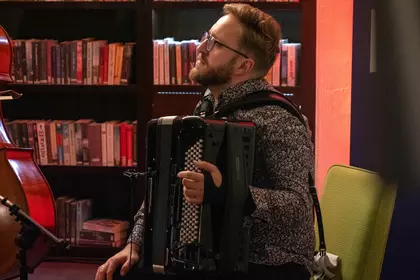 Akordeonista Danziger Klezmer Trio podczas koncertu.