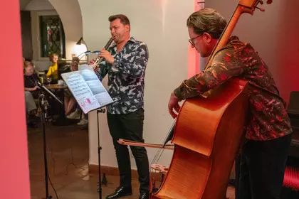 Klarnecista i kontrabasista podczas wspólnego występu.