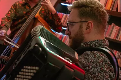Akordeonista podczas koncertu muzyki klezmerskiej.
