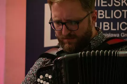 Akordeonista podczas koncertu muzyki klezmerskiej.