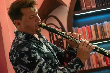 Klarnecista podczas koncertu muzyki klezmerskiej.