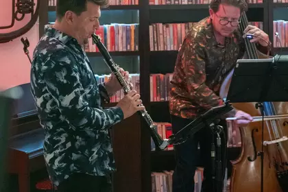 Klarnecista i kontrabasista podczas wspólnego występu.