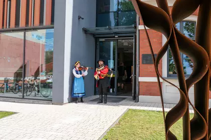 Muzycy grają przed wejściem do Leszczyńskiej Galerii Książki.