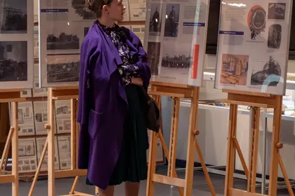 Uczestnicy spotkania oglądają wystawę poświęconą Stefanowi Zweigowi.