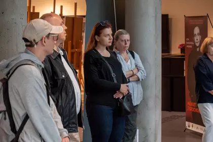 Uczestnicy spotkania słuchają wystąpienia w Leszczyńskiej Galerii Książki.