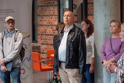 Uczestnicy spotkania podczas prezentacji wystawy w bibliotece.