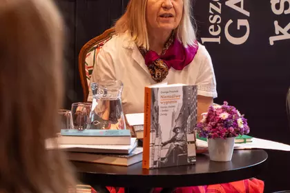 Rozmowa o Stefanie Zweigu podczas spotkania w bibliotece.