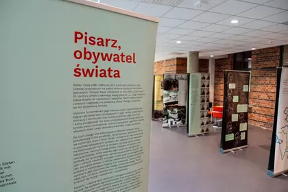 Wystawa „Pisarz, obywatel świata” w przestrzeni biblioteki.