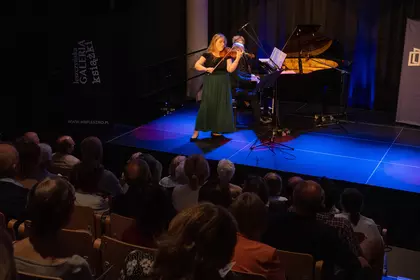 Ewelina Nowicka i Paul Fasang podczas koncertu w Leszczyńskiej Galerii Książki.
