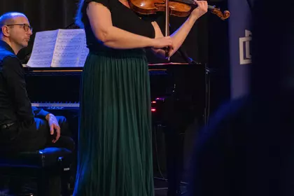 Ewelina Nowicka i Paul Fasang podczas koncertu w Leszczyńskiej Galerii Książki.