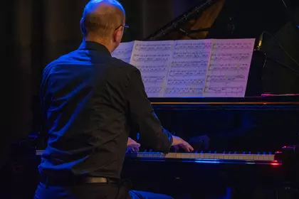 Paul Fasang przy fortepianie podczas koncertu Chassidic Rhapsody.