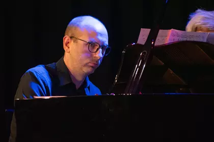 Paul Fasang grający na fortepianie podczas finału Pardes Festival.