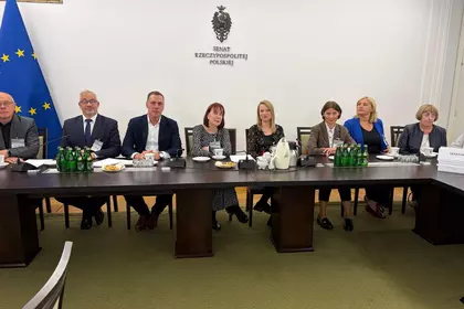 Delegacja podczas spotkania w Senacie przy stole konferencyjnym.