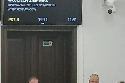 Telewizor z informacją o wniosku dot. Stanisława Grochowiaka.