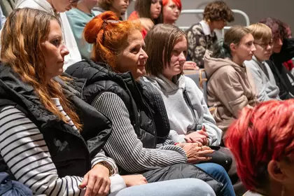 Publiczność podczas projekcji filmów festiwalowych w Leszczyńskiej Galerii Książki.