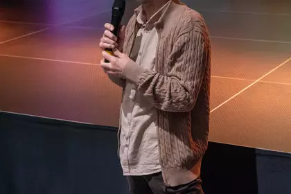 Wojciech Otto ze Stowarzyszenia „Nasz Dom – Nasz Świat” podczas spotkania z publicznością.
