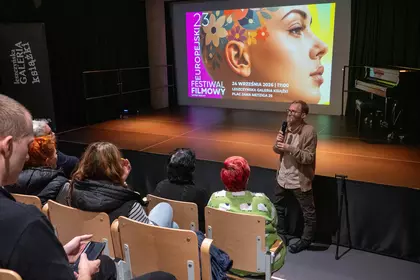 Wojciech Otto przemawia do publiczności przed projekcją filmów festiwalowych.