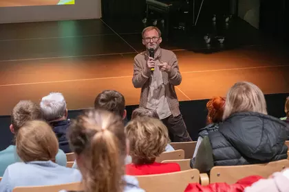 Wojciech Otto podczas spotkania z widzami w Leszczyńskiej Galerii Książki.