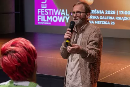 Wojciech Otto podczas spotkania z widzami w Leszczyńskiej Galerii Książki.