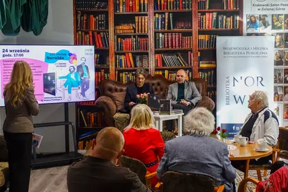 Spotkanie autorskie w bibliotece, rozmowa na kanapie przed publicznością.
